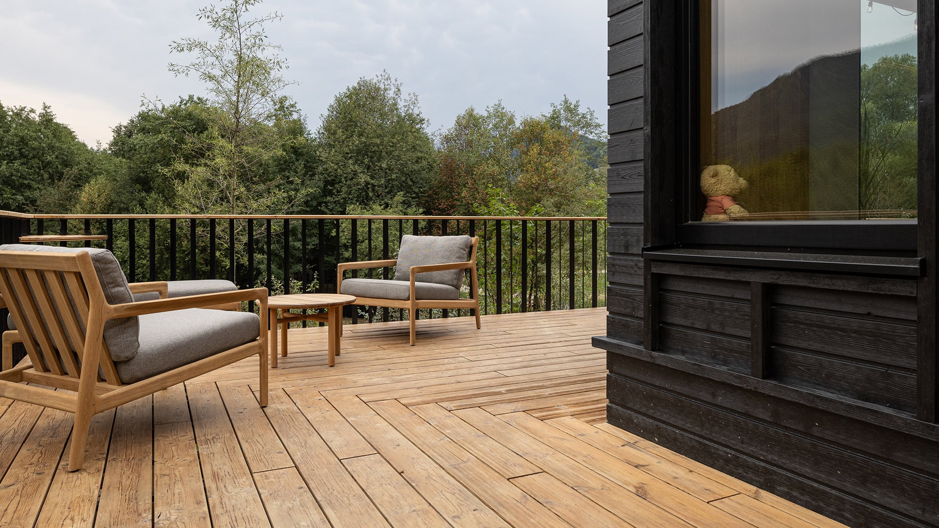 Lunawood Thermowood deck terrace with natural wood boards and outdoor seating